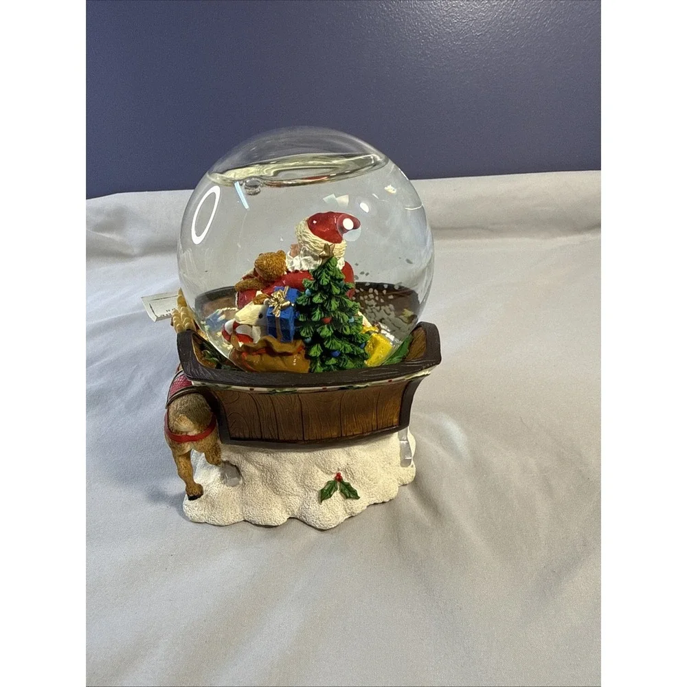 2005 Target Santa Sleigh Reindeer Musical Snow Globe Here Comes Santa Claus WT